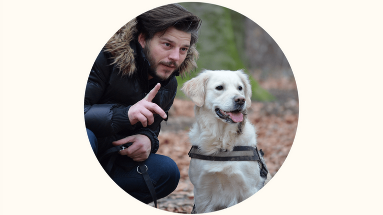 Mann trainiert mit Hund